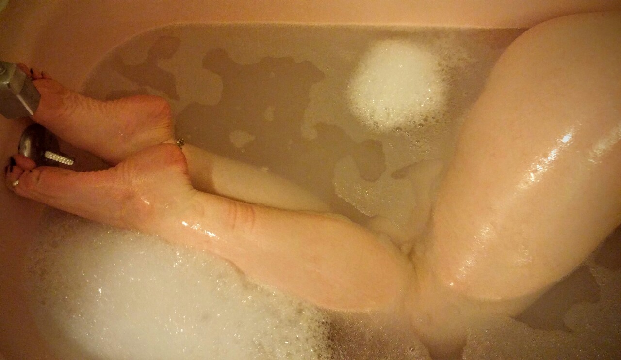 sweetcandytoes:  sweetcandytoes:A nice foot, leg, and ass tease in the bath! Again,