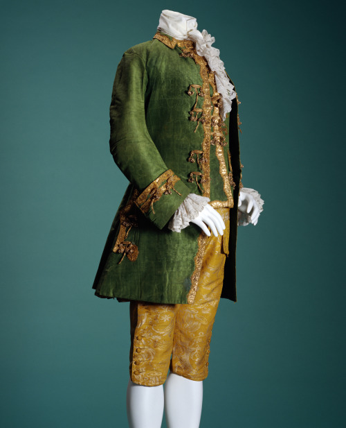 fripperiesandfobs:Suit, first half of the 18th centuryFrom the Kyoto Costume Institute