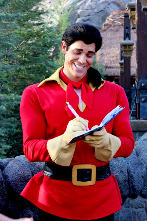 nafansaurus:  elysionsprincess:  disneyismyescape:  sarahsnitch:  “I hate books, but I’ll make an exception.”  unf. he is so perf. im crying  Holy shit best Gaston look at that SMILE  I refuse to believe this isn’t the actual Gaston. Nobody is