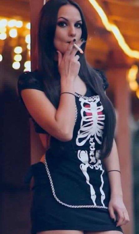 g80na1886: my kinda girl right there! #SmokeBabe x #smokingfetish