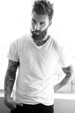 swallowtown:  capekalaska:  dat beard  xxx  Sexy dude!