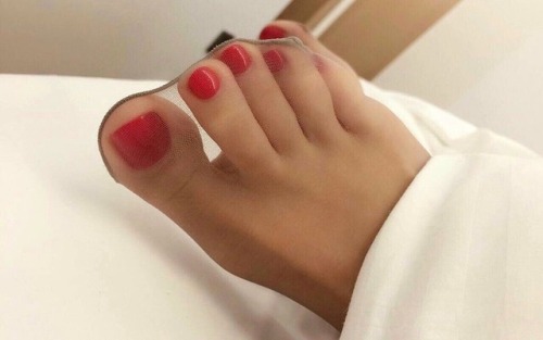 toetallyarouses:Nylon toes closeup