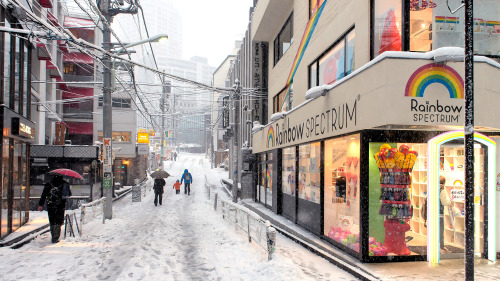 tokyo-fashion:  Harajuku in the snow over the weekend! Made a Tokyo snow video for YouTube and posted 1920x1080 versions of these pics on Flickr. 