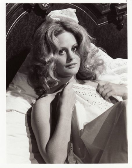 stately-pleasure:  Beverly D’angelo. I personally think she is sexy as heck - even today. She’s one of the most underrated women of Hollywood. Ellen Griswald = MILF all because of her :) 