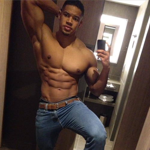 lowkeyfreak:  thickboyswag:  Arran Arogundade  GOODNESS!!!