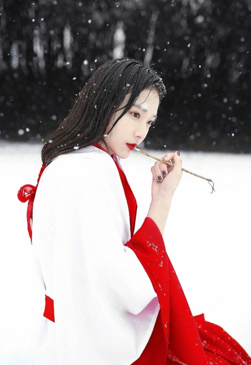 蝴蝶初翻帘绣，万玉女、齐回舞袖。Traditional Chinese Hanfu photography by 赵二彤. 