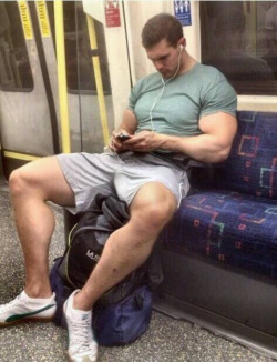 Njstud:  Cannot Help But Repost This….Big Feet, Big Legs, Huge Arms And Shoulders. 