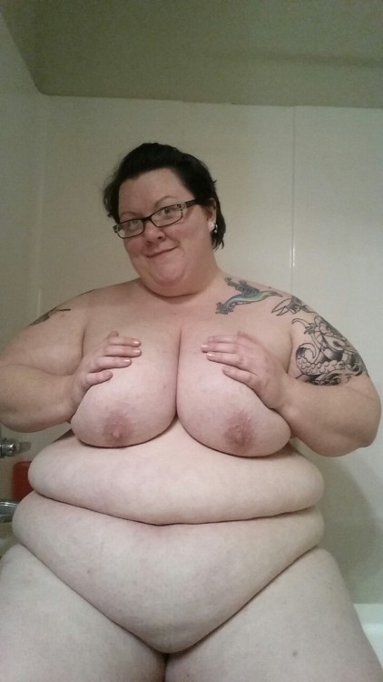 biggirlsrockmyworldx:  knittedbewbs:  Bellie, bewbs, and ass.  Absolute Perfection….