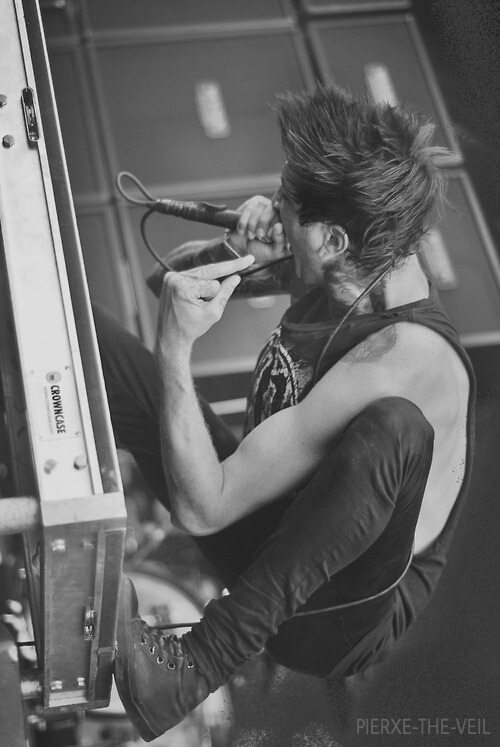 pierxe-the-veil:  Austin Carlile, Of Mice &amp; Men