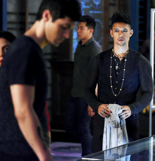 su-pectrum:matthew-daddario:Magnus and Alec in Shadowhunters Season 2I HAVE LEFT FOR 35 SECONDS I SW