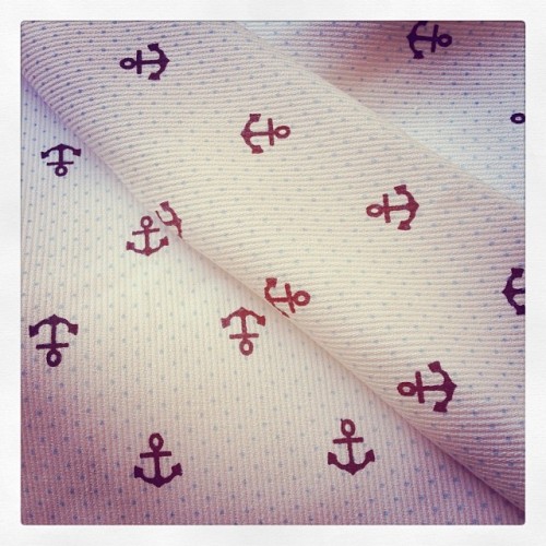 madhatteraccs:  Nueva tela para bolsos, portacosméticos, vinchas y moños <3 #anchor #sailor #marine #dots #ancla #marinero #lunares #ocean #cute #kawaii #pinup