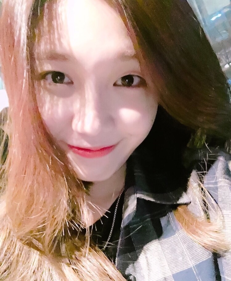 myeunji:  She’s starting to post so many selfies and it’s giving me life 😍