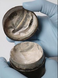 coolartefact:  World’s oldest cosmetic face cream - found in London 2,000-year-old cream from Roman times finger marks in the lid.Source: https://imgur.com/NoeR2R2