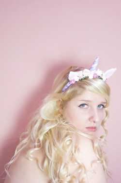 hurtingpearl:Me showing off my unicorn headband