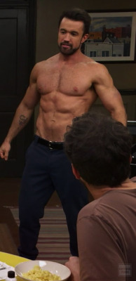 exposedtease:  Rob McElhenney in It’s Always Sunny in Philadelphia