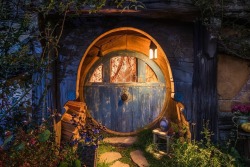 hobbithouses:  Hobbit house in the evening