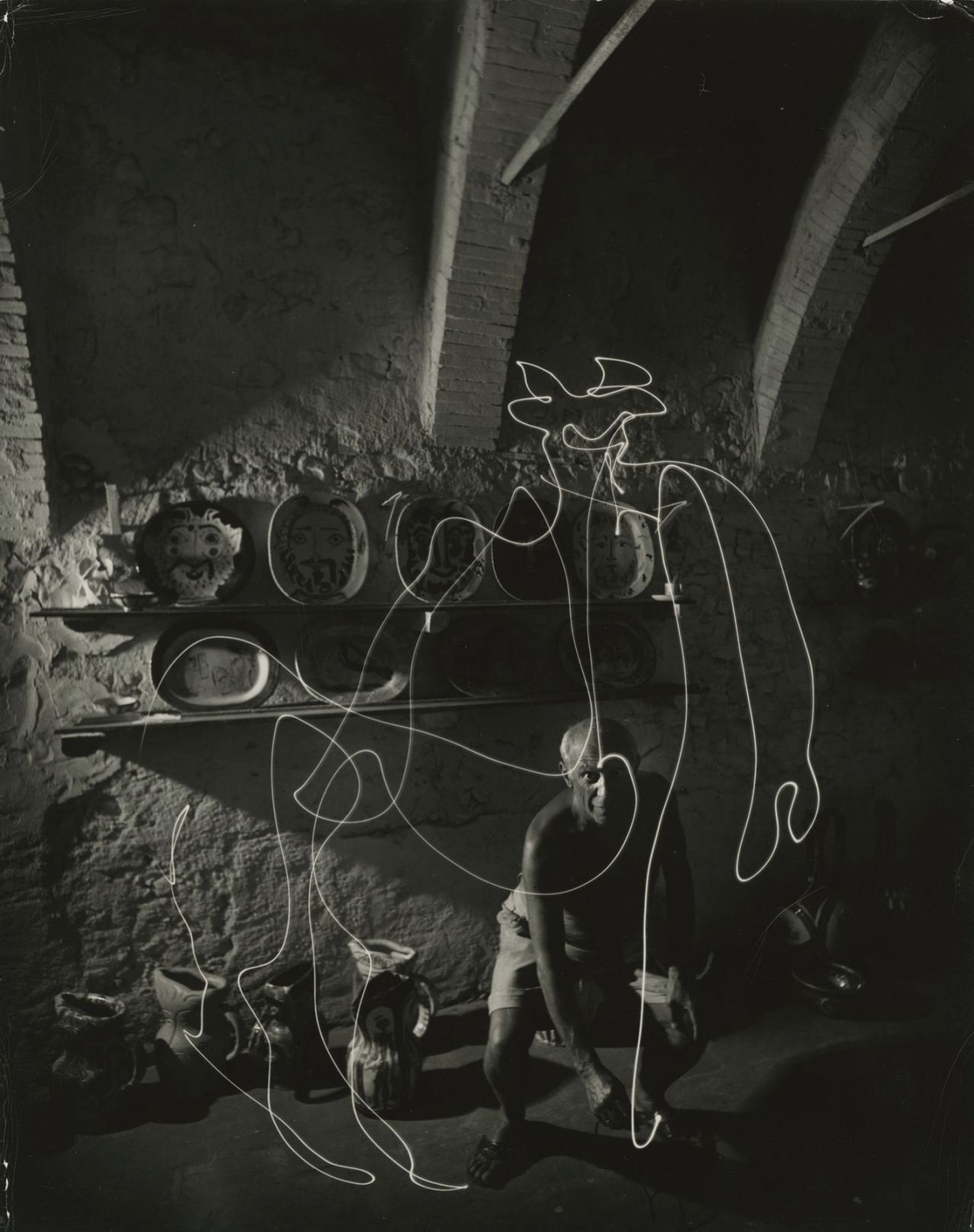 yama-bato:  Pablo Picasso “painting” with light at the Madoura Pottery, Vallauris,