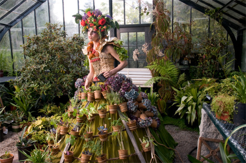 stopdropandvogue: Floral Couture Flowers and plants have inspired everything in fashion from headpie