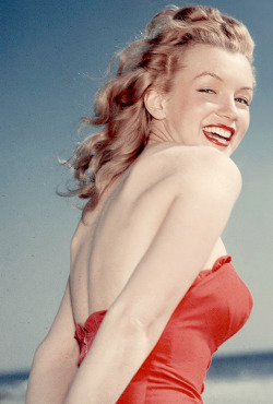 missmonroes:  Marilyn Monroe photographed by Laszlo Willinger, 1947