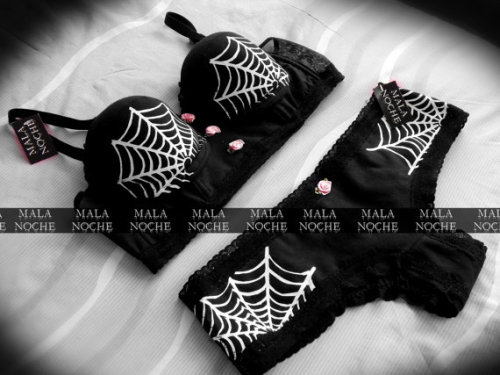 lovinghandmadelingerie: Mala Noche