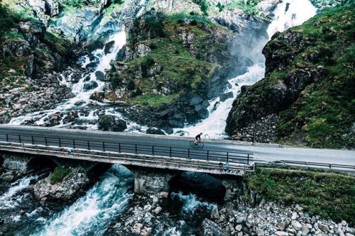 tornanti-cc: #fbf to riding under the Låtefossen waterfall . #norway #visitnorway #cyclingpics #cyc