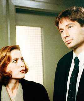lukesdanes:Gillian Anderson and David Duchovny on the set of The X-Files.