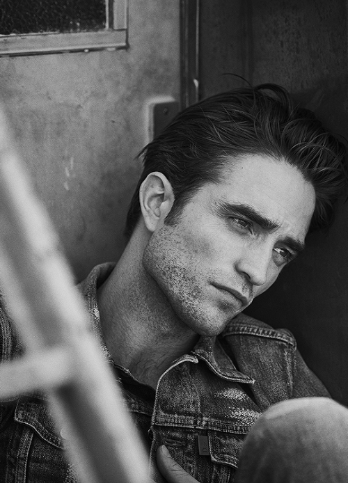 eravanaaaah: chloesevigny:ROBERT PATTINSON© Peter Lindbergh | Dior Magazine (2018) DAMMIT, PATTINSON