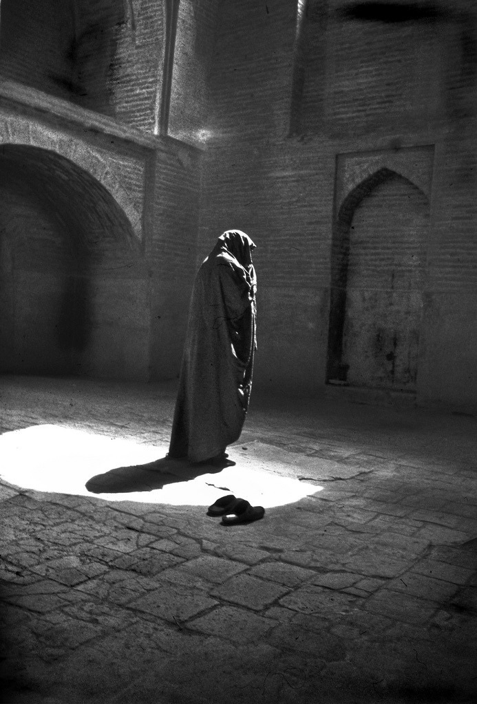 howtoseewithoutacamera:
“ by Ahmad Kavousian
Alone worshipper in a mosque, Isfahan, Iran, 1972
”