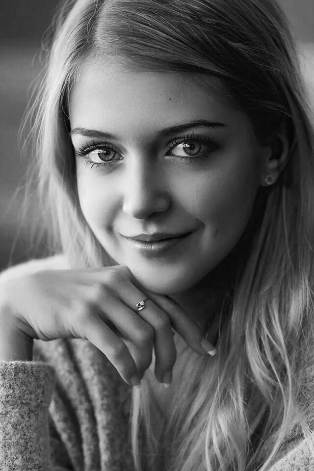 girls in sweaters and other awesome pics