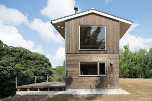 aros: CASE-REAL aims to take in the surrounding nature of its wooden house in higashi ohwada