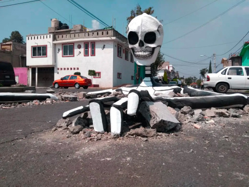 moonjong-starboy: creaturesofnight:An Enormous Skeleton Emerges in the Middle of a Mexican Street fo