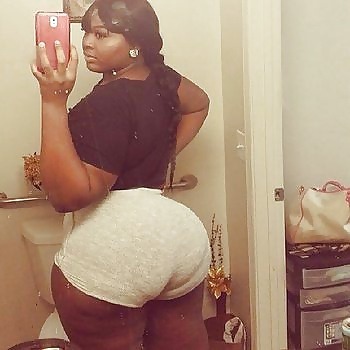 jazziedad:  Now that’s a 🍎Round ASS… 💋💋