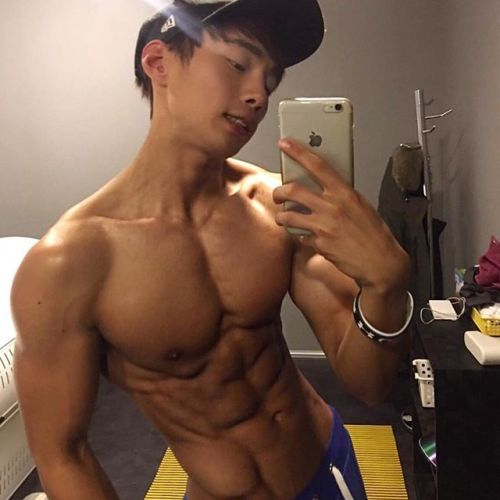 flipthastitch:Body and tan goals. 💪🏼