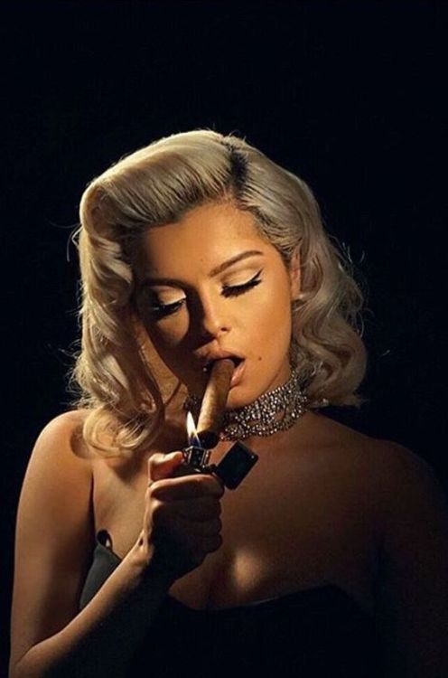 juicycigars: cigargirl: . Yesssss❤️