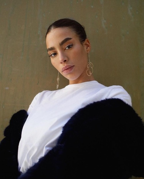 shezangel:  https://instagram.com/p/BQ263M4gk4u/  her brows >
