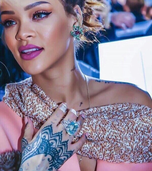 goldenpoc:  leppo19:  raveezus:  Rihanna is the Definition of Perfection.  😍😍  Why y'all make her so white?