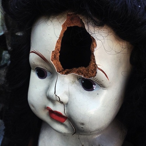 psychodollyuniverse:a broken doll
