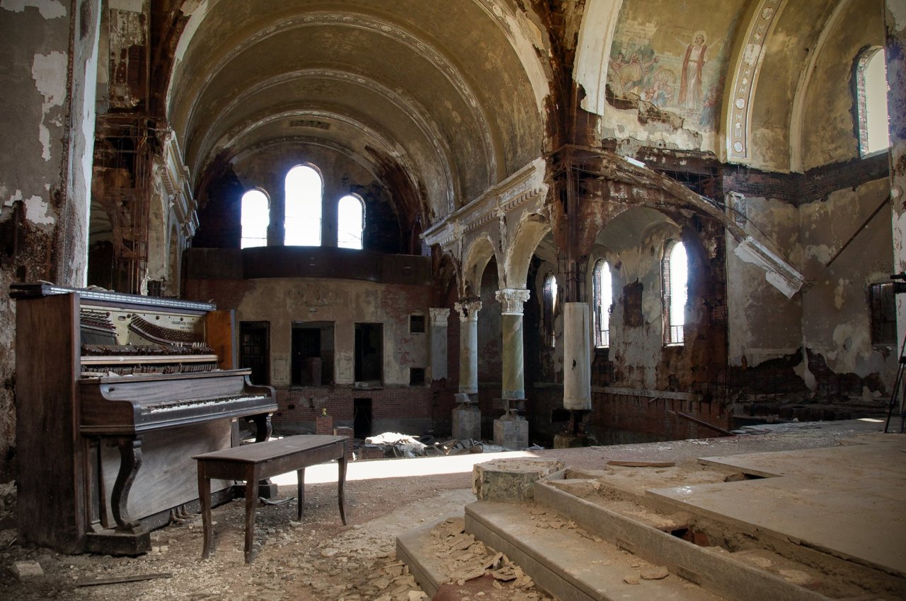 destroyed-and-abandoned:  A church sits vacant in Cleveland, Ohio Source: sartivist