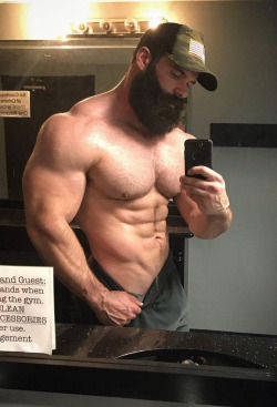 bearmuscleworship:updownmansuite:Beard for daze  Sexy selife.