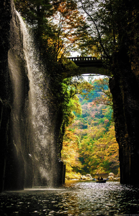 Takachiho gorge, Japan.  Photography by Yasumitsu Yamanaka  (via Kumi Ito on Pinterest)