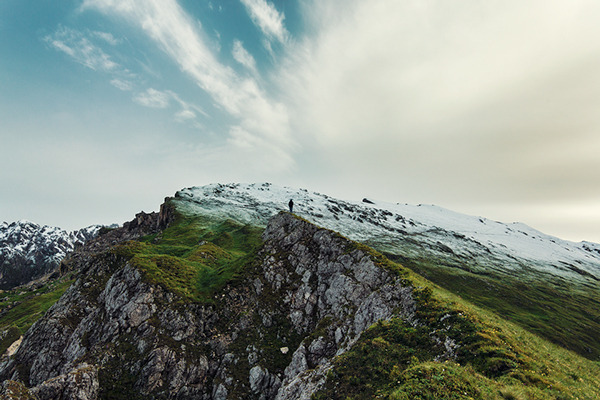 leebarguss:  Early Morning Hike (by Lukas Furlan) 