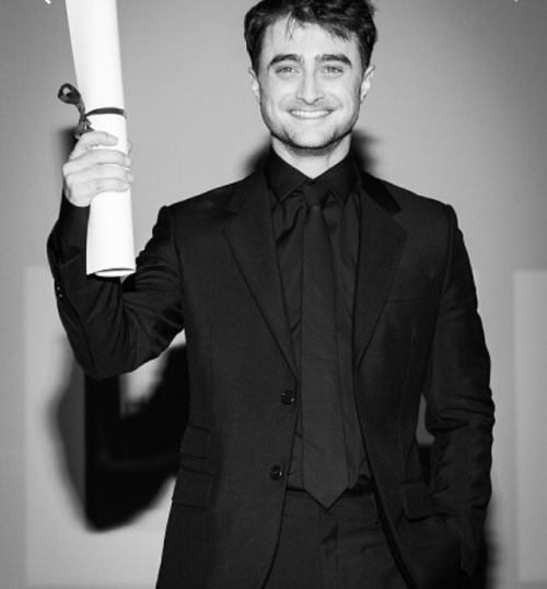 #DanielRadcliffe reacts on stage after receiving the “Hollywood Rising Star Award” #Deau