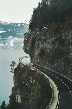 patrickpfaff:Last week I had a really great time in switzerland with @kimberontour, @davidhubacher and @alliemtaylor. On our way to our hotel @thecaprasaasfee we made a little stop at lake thun. I was really happy about the foggy and rainy weather there!