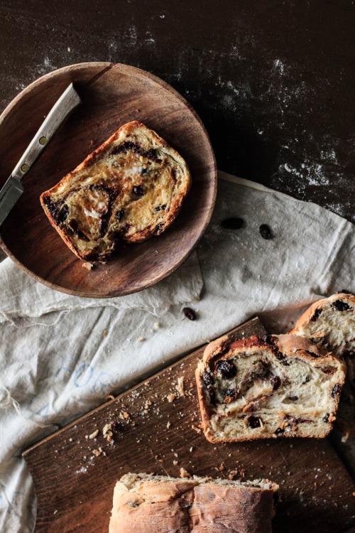 dustypalms:Cinnamon Raisin Swirl Bread (by pastryaffair)