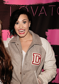 maravilhanaervilha:  Demi Lovato at her meet and greet in London, England - November 28.    