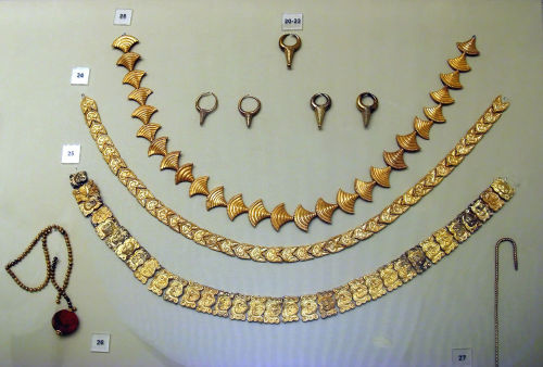 adokal:Minoan jewellery, 20th-15th c. BCE. Heraklion Archeological Museum, Heraklion, Crete, Greece.