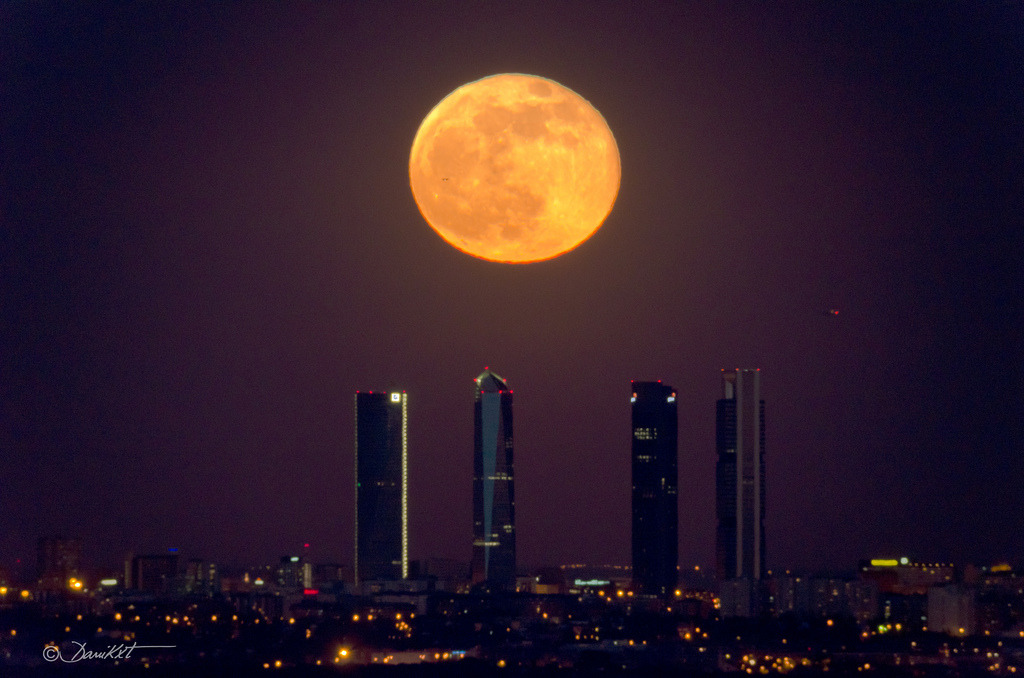 ikenbot:  Moon over Madrid Tower — © Dani Caxete