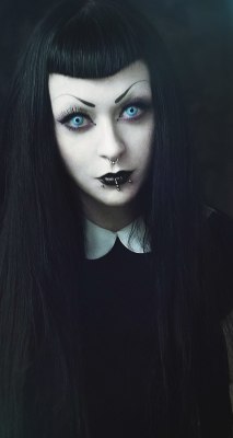 barbiesawhore:  groteleur:  Beautiful goth makeup &gt;Goth doesn’t have to be creepy, with the right mix of colors and depth, it can be as glam as you want it to be.  Unusual fashion 