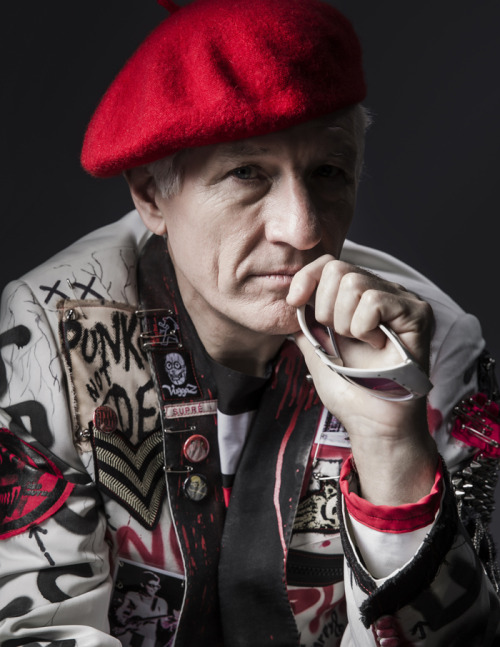 lloydbishop:The Great Captain Sensible @SensibleCaptain stopped by Late Night to sit in with the 8G 