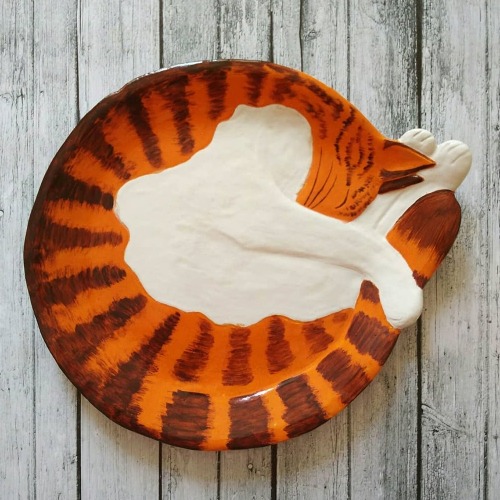 sosuperawesome:Cat Plates and Drawer PullsTaniko Ga on Etsy